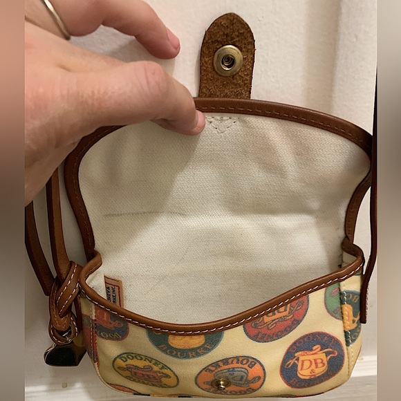 DOONEY & BOURKE Logo Medallion Crest Collection Wristlet Cream Brown Leather bag - Picture 7 of 13